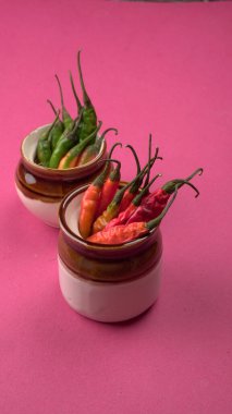 Uzun taze Hint yeşili ve kırmızı biberleri. Sıcak ve baharatlı yemekler için organik Hint baharatları..