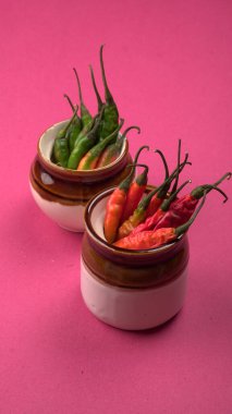 Uzun taze Hint yeşili ve kırmızı biberleri. Sıcak ve baharatlı yemekler için organik Hint baharatları..