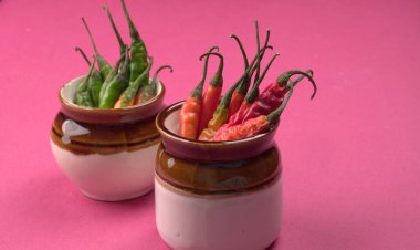 Uzun taze Hint yeşili ve kırmızı biberleri. Sıcak ve baharatlı yemekler için organik Hint baharatları..