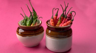 Uzun taze Hint yeşili ve kırmızı biberleri. Sıcak ve baharatlı yemekler için organik Hint baharatları..