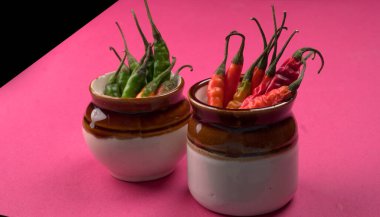 Uzun taze Hint yeşili ve kırmızı biberleri. Sıcak ve baharatlı yemekler için organik Hint baharatları..