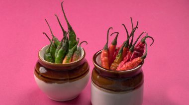 Uzun taze Hint yeşili ve kırmızı biberleri. Sıcak ve baharatlı yemekler için organik Hint baharatları..