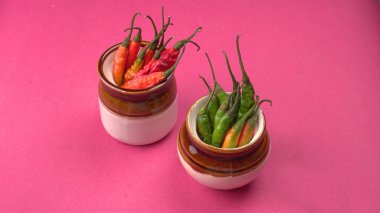 Uzun taze Hint yeşili ve kırmızı biberleri. Sıcak ve baharatlı yemekler için organik Hint baharatları..