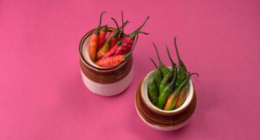 Uzun taze Hint yeşili ve kırmızı biberleri. Sıcak ve baharatlı yemekler için organik Hint baharatları..