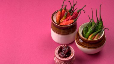 Uzun taze Hint yeşili ve kırmızı biberleri. Sıcak ve baharatlı yemekler için organik Hint baharatları..