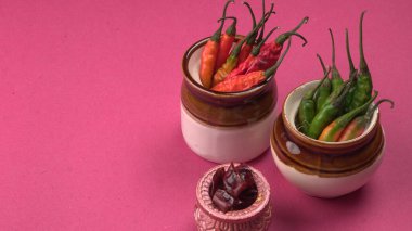 Uzun taze Hint yeşili ve kırmızı biberleri. Sıcak ve baharatlı yemekler için organik Hint baharatları..