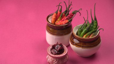 Uzun taze Hint yeşili ve kırmızı biberleri. Sıcak ve baharatlı yemekler için organik Hint baharatları..