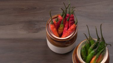 Uzun taze Hint yeşili ve kırmızı biberleri. Sıcak ve baharatlı yemekler için organik Hint baharatları..