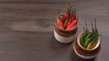 Uzun taze Hint yeşili ve kırmızı biberleri. Sıcak ve baharatlı yemekler için organik Hint baharatları..