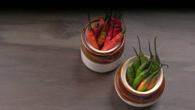 Uzun taze Hint yeşili ve kırmızı biberleri. Sıcak ve baharatlı yemekler için organik Hint baharatları..