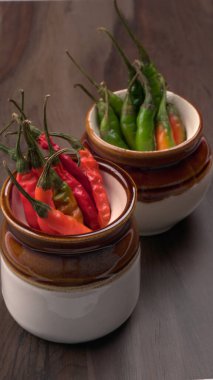 Uzun taze Hint yeşili ve kırmızı biberleri. Sıcak ve baharatlı yemekler için organik Hint baharatları..