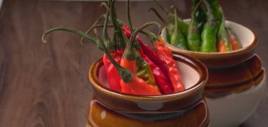 Uzun taze Hint yeşili ve kırmızı biberleri. Sıcak ve baharatlı yemekler için organik Hint baharatları..