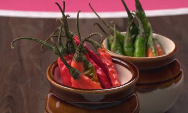 Uzun taze Hint yeşili ve kırmızı biberleri. Sıcak ve baharatlı yemekler için organik Hint baharatları..