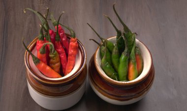 Uzun taze Hint yeşili ve kırmızı biberleri. Sıcak ve baharatlı yemekler için organik Hint baharatları..