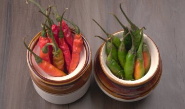 Uzun taze Hint yeşili ve kırmızı biberleri. Sıcak ve baharatlı yemekler için organik Hint baharatları..