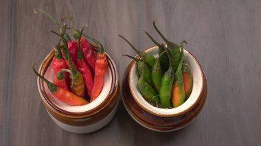 Uzun taze Hint yeşili ve kırmızı biberleri. Sıcak ve baharatlı yemekler için organik Hint baharatları..