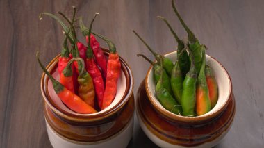 Uzun taze Hint yeşili ve kırmızı biberleri. Sıcak ve baharatlı yemekler için organik Hint baharatları..