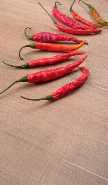Uzun taze Hint yeşili ve kırmızı biberleri. Sıcak ve baharatlı yemekler için organik Hint baharatları..