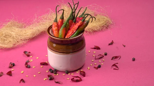 Uzun taze Hint yeşili ve kırmızı biberleri. Sıcak ve baharatlı yemekler için organik Hint baharatları..