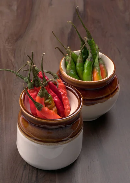 Uzun taze Hint yeşili ve kırmızı biberleri. Sıcak ve baharatlı yemekler için organik Hint baharatları..