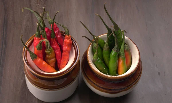Uzun taze Hint yeşili ve kırmızı biberleri. Sıcak ve baharatlı yemekler için organik Hint baharatları..