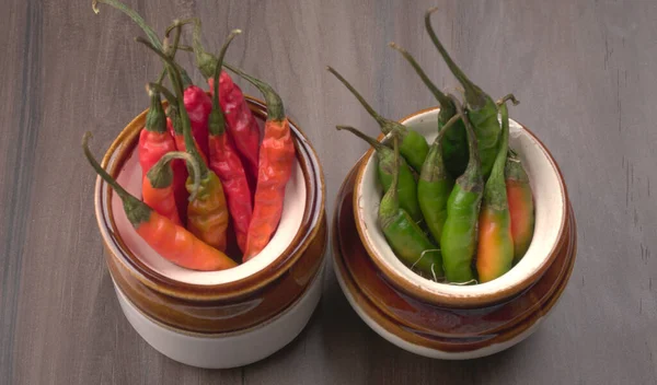 Uzun taze Hint yeşili ve kırmızı biberleri. Sıcak ve baharatlı yemekler için organik Hint baharatları..