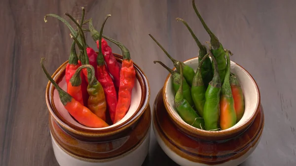 Uzun taze Hint yeşili ve kırmızı biberleri. Sıcak ve baharatlı yemekler için organik Hint baharatları..