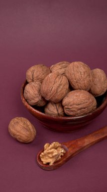 Stüdyo arka planında ceviz yığını, yakın çekim. 