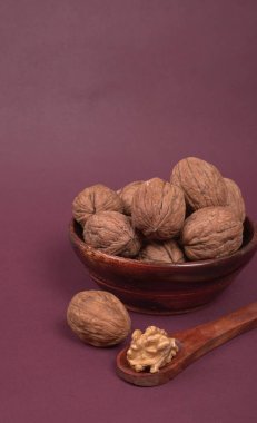 Stüdyo arka planında ceviz yığını, yakın çekim. 