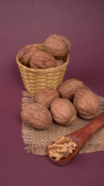 Stüdyo arka planında ceviz yığını, yakın çekim. 