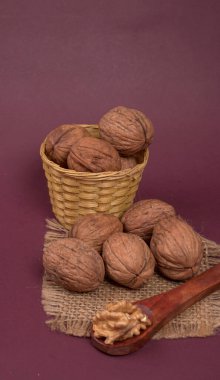 Stüdyo arka planında ceviz yığını, yakın çekim. 