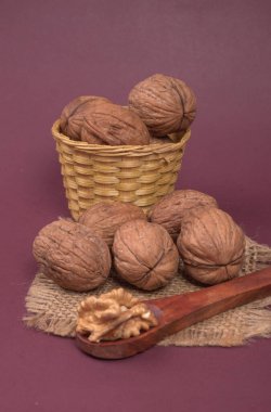 Stüdyo arka planında ceviz yığını, yakın çekim. 