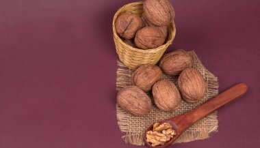 Stüdyo arka planında ceviz yığını, yakın çekim. 