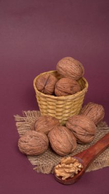 Stüdyo arka planında ceviz yığını, yakın çekim. 