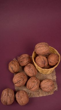 Stüdyo arka planında ceviz yığını, yakın çekim. 