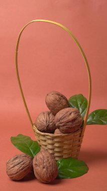 Stüdyo arka planında ceviz yığını, yakın çekim. 