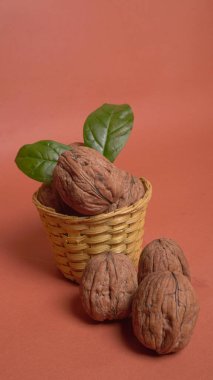 Stüdyo arka planında ceviz yığını, yakın çekim. 