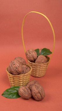 Stüdyo arka planında ceviz yığını, yakın çekim. 