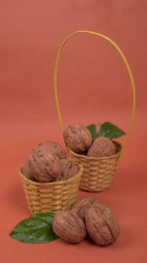 Stüdyo arka planında ceviz yığını, yakın çekim. 