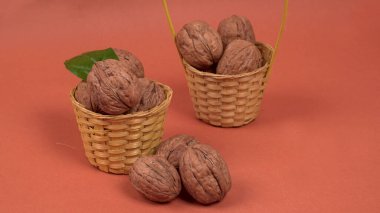 Stüdyo arka planında ceviz yığını, yakın çekim. 