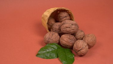 Stüdyo arka planında ceviz yığını, yakın çekim. 