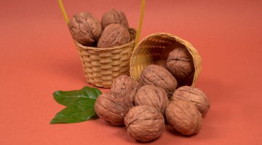 Stüdyo arka planında ceviz yığını, yakın çekim. 