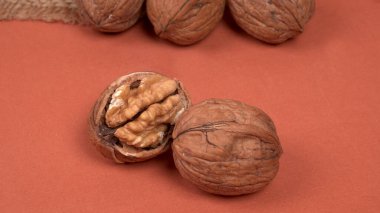 Stüdyo arka planında ceviz yığını, yakın çekim. 