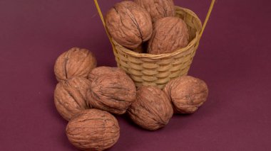 Stüdyo arka planında ceviz yığını, yakın çekim. 