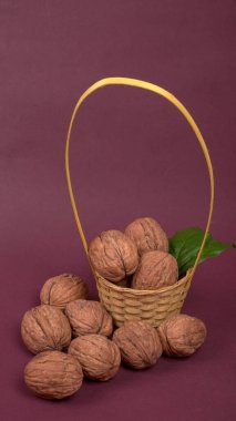 Stüdyo arka planında ceviz yığını, yakın çekim. 