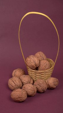 Stüdyo arka planında ceviz yığını, yakın çekim. 