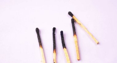 Tahta eşleşmeler beyaz arkaplanda izole edildi, yakın plan çekim