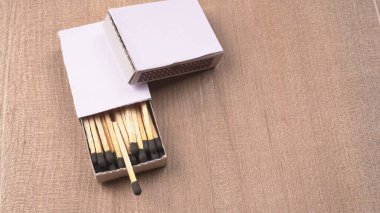 Ahşap kibritler ahşap masa arkasında, yakın çekim