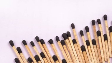 Tahta eşleşmeler beyaz arkaplanda izole edildi, yakın plan çekim