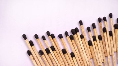 Tahta eşleşmeler beyaz arkaplanda izole edildi, yakın plan çekim